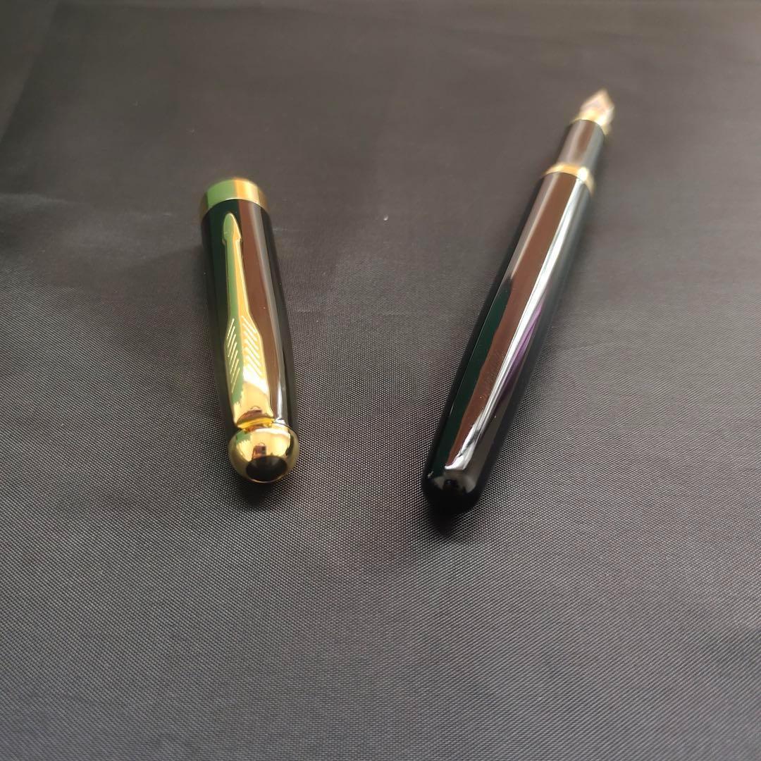 @黒い万年筆 金メッキ装飾