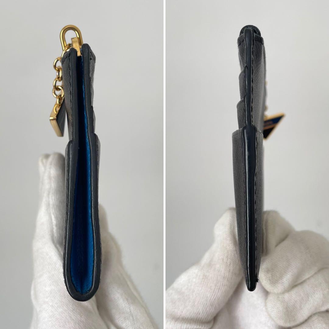 【極美品】プラダ 小銭入れ トライアングル ロゴチャーム サフィアーノレザー