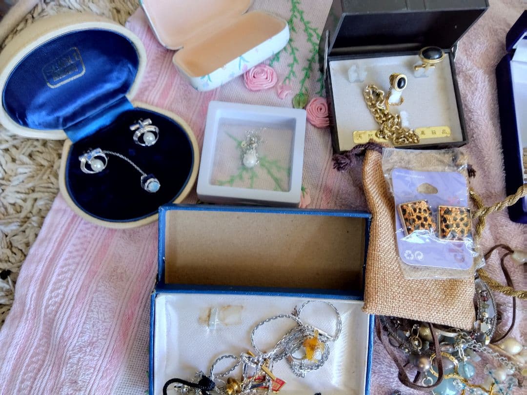 アクセサリー　まとめ売り 約４Kg 以上ジャンク品