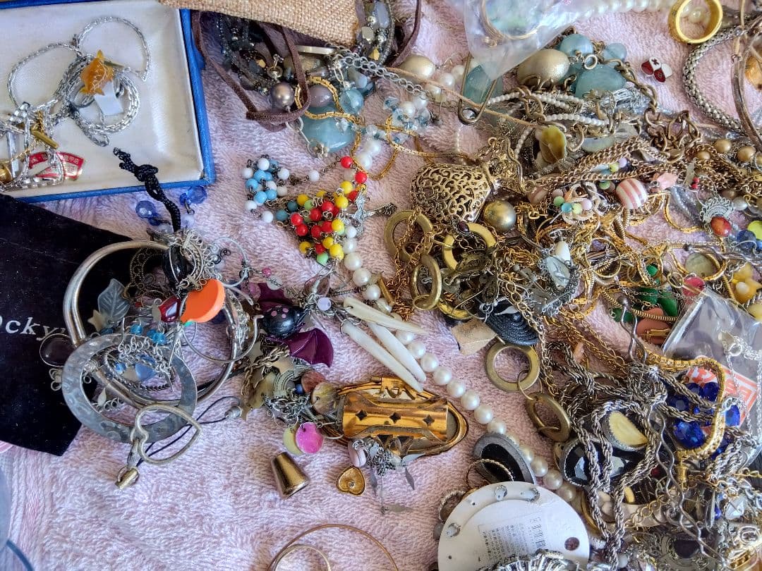 アクセサリー　まとめ売り 約４Kg 以上ジャンク品