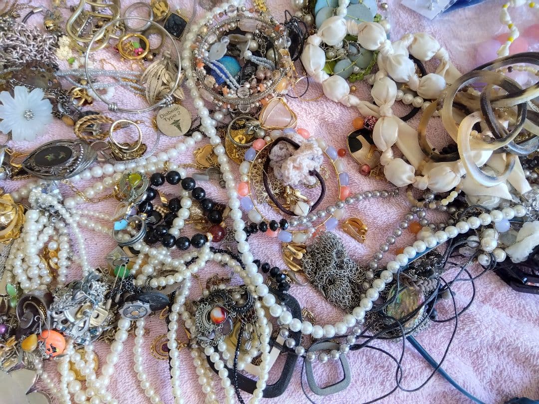 アクセサリー　まとめ売り 約４Kg 以上ジャンク品