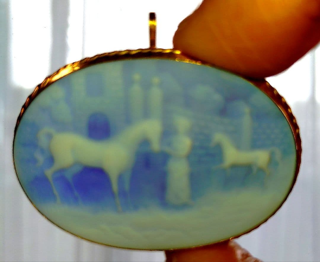 ペンダントトップ カメオ 馬 女性 ブルー ゴールド