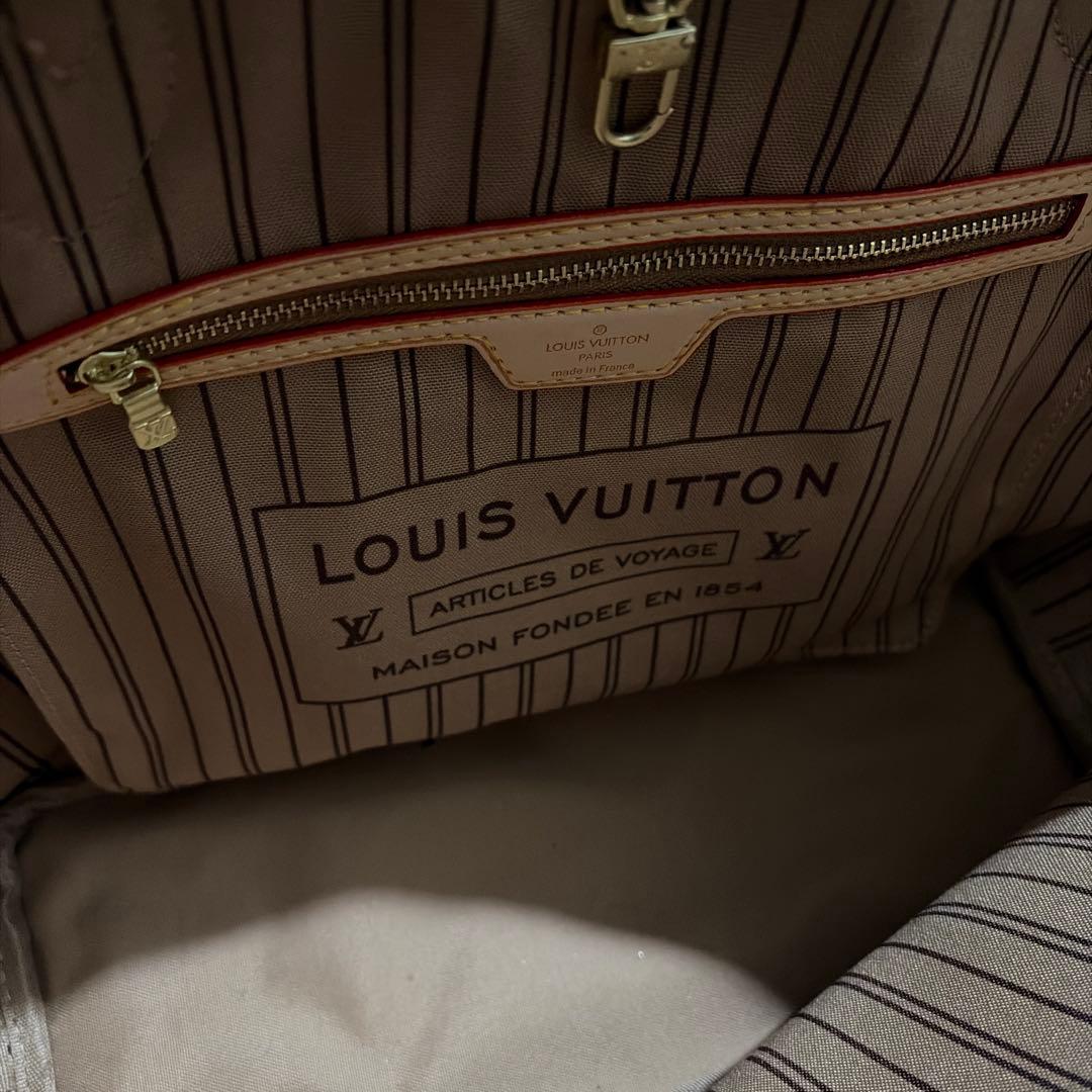 ヴィトンバンドバッグです。 叔母から譲り受けましたが、ほとんど使ってません