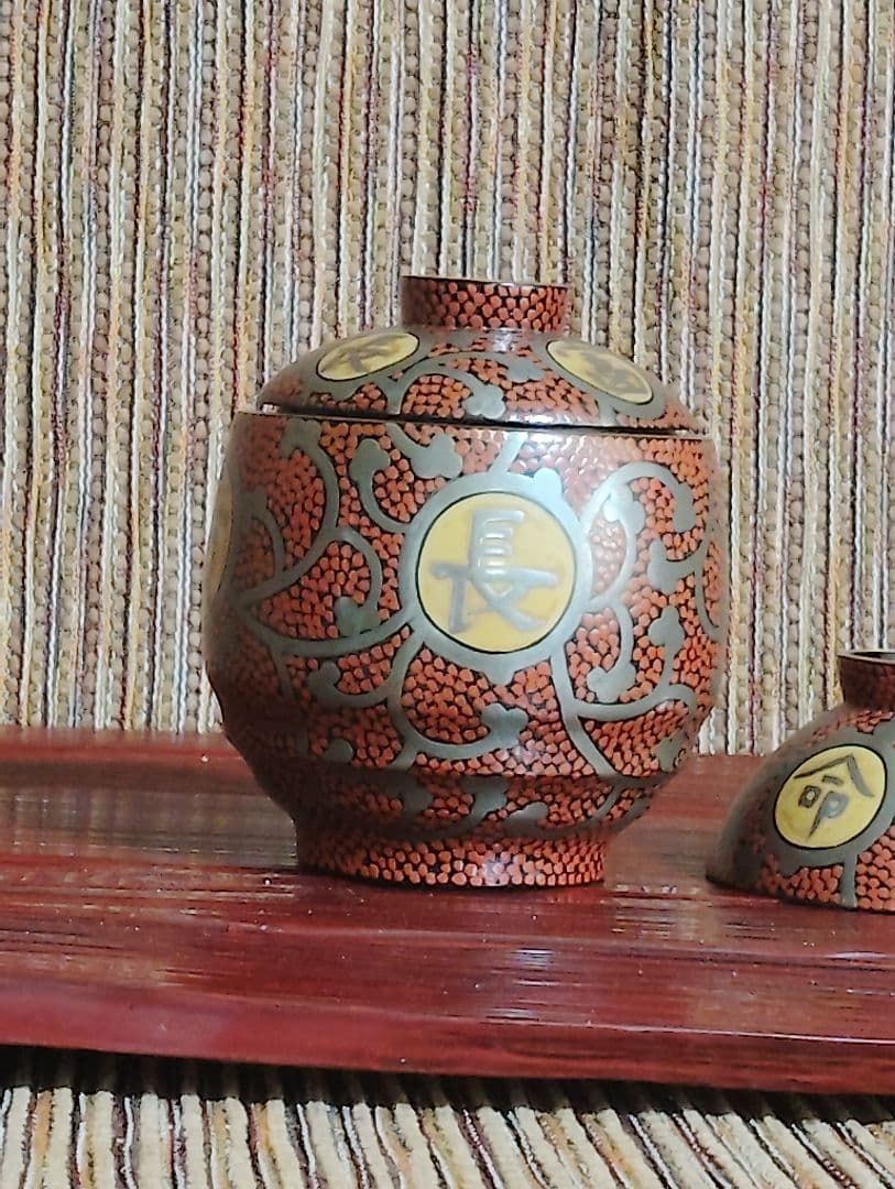 輪島塗　五島屋　徳利です。共箱です。