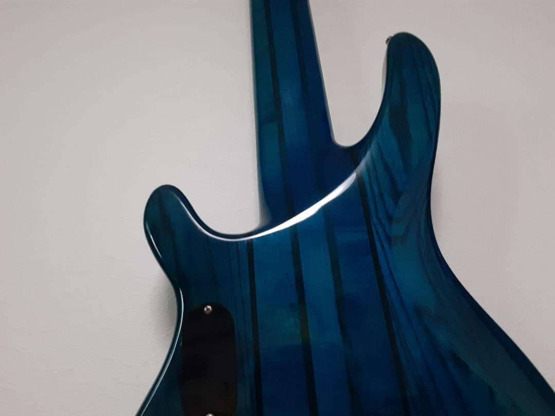 メルカリ便　playtech 6弦ベース　レギュラーチューニング済み