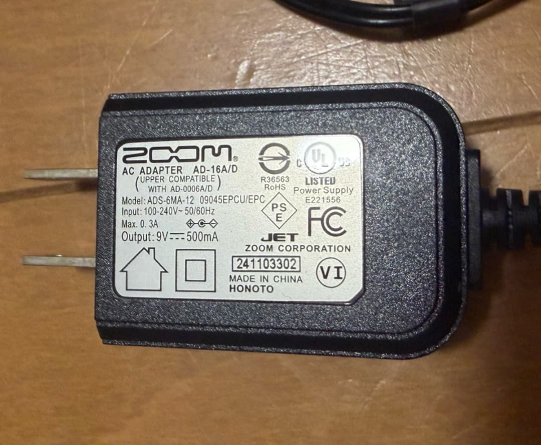 ZOOM G2 FOUR ギターエフェクター室内で数回使用の美品です。