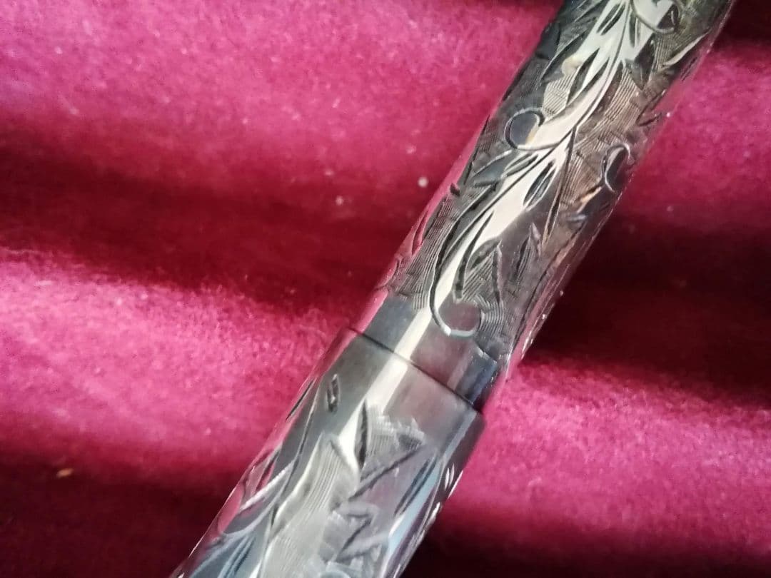 逸品　シルバー　万年筆　精巧で美しい総片切彫りボディ　エングレイブ