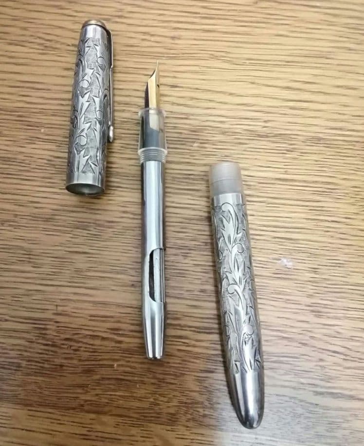 逸品　シルバー　万年筆　精巧で美しい総片切彫りボディ　エングレイブ