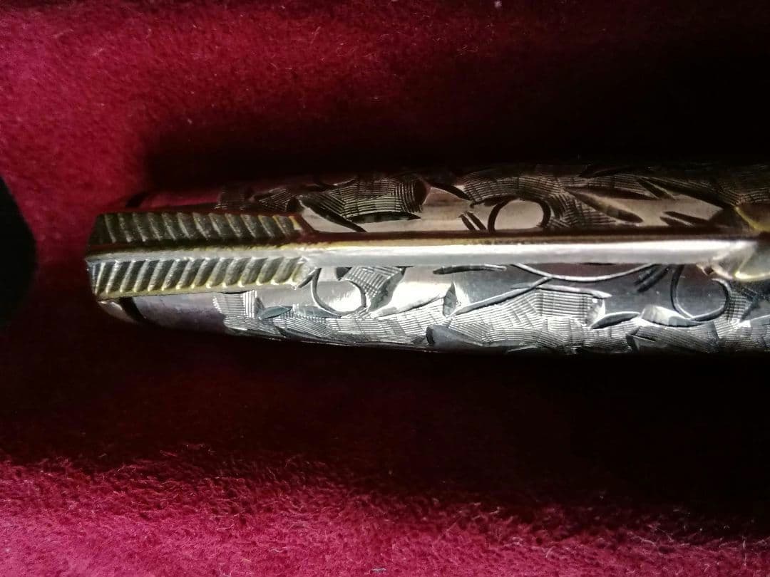 逸品　シルバー　万年筆　精巧で美しい総片切彫りボディ　エングレイブ