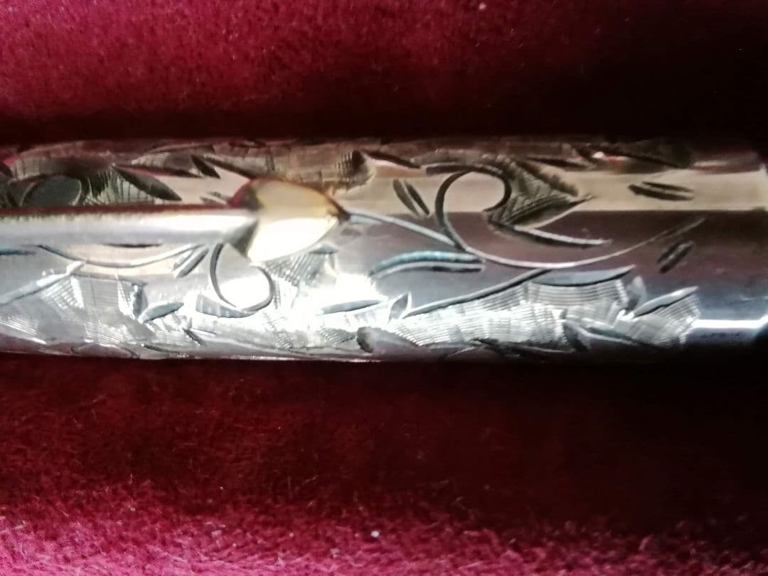 逸品　シルバー　万年筆　精巧で美しい総片切彫りボディ　エングレイブ