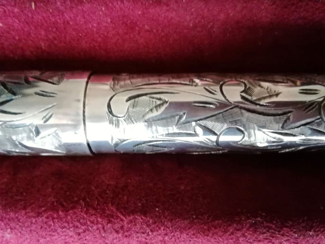 逸品　シルバー　万年筆　精巧で美しい総片切彫りボディ　エングレイブ