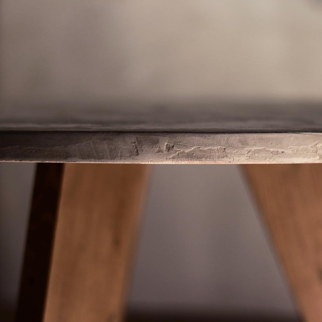 円形｜ラウンドテーブル｜ライトグレー｜薄塗りモルタル｜ダイニングテーブル