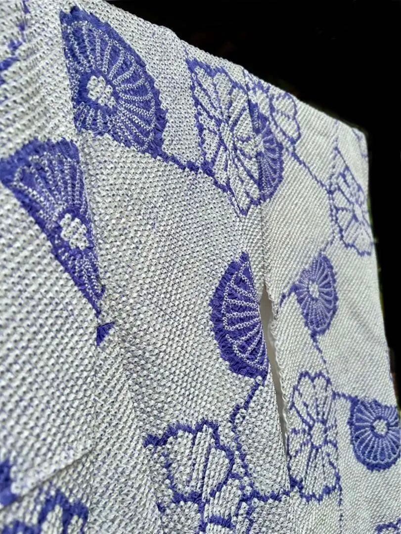 総絞り　振袖 白地に青紫の花柄　小振袖