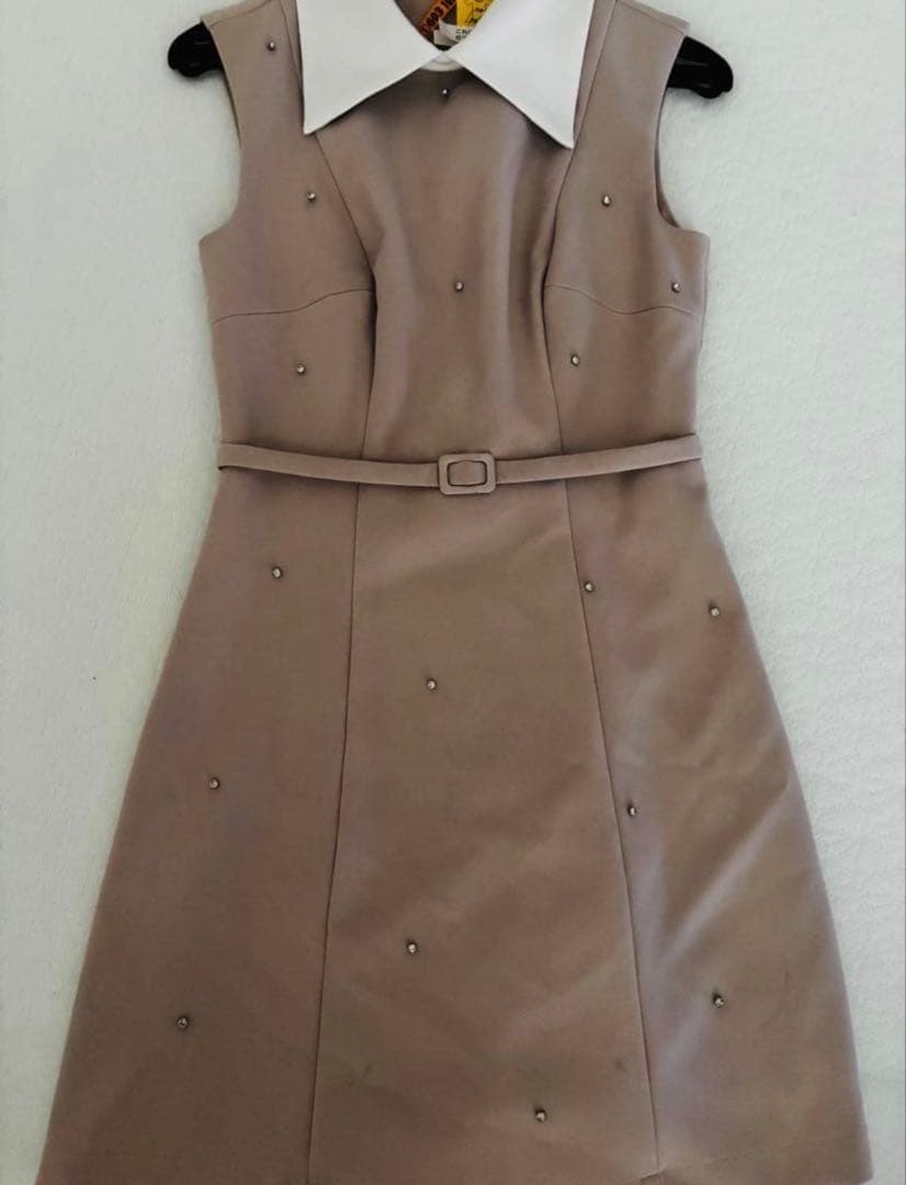 ピンクベージュノースリーブドレス ビジュー装飾