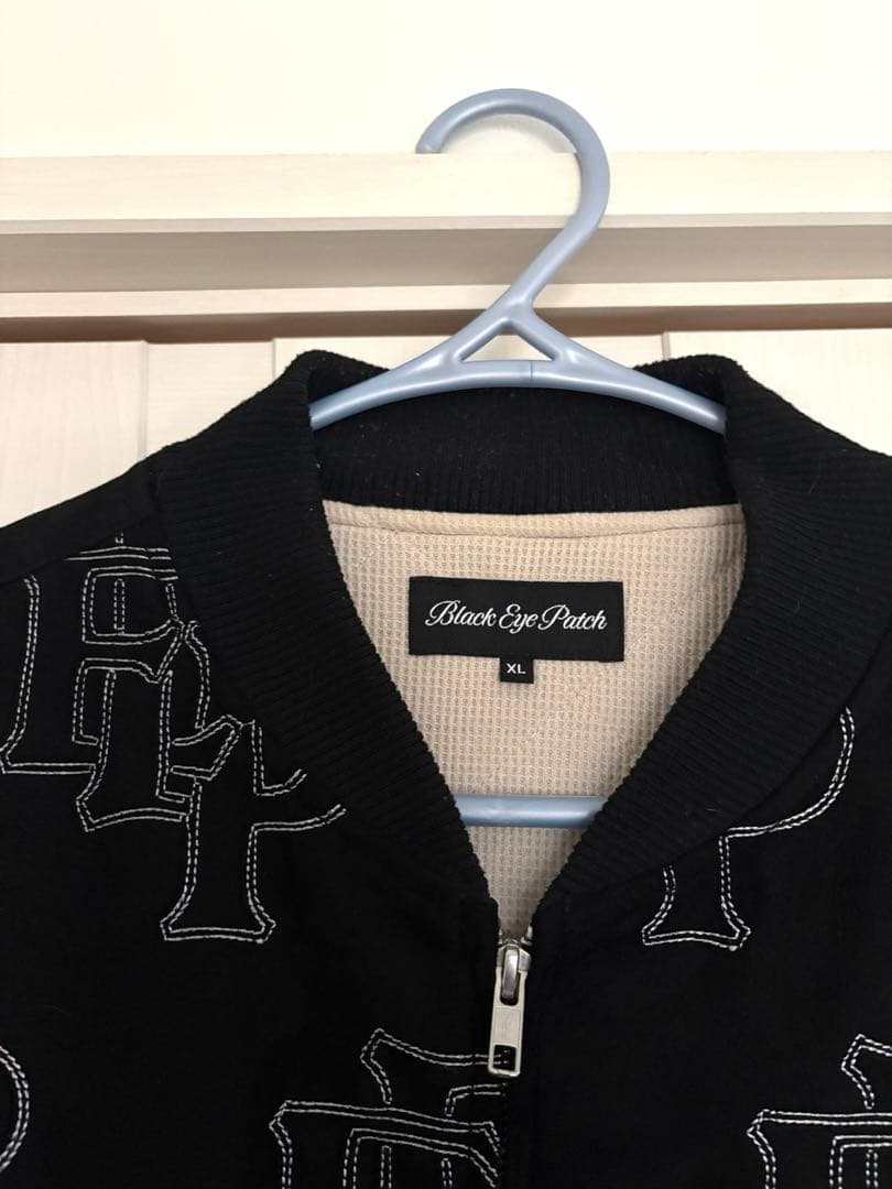 ブラックアイパッチ ブルゾン 総柄 スエード ロゴ刺繍 IO着用