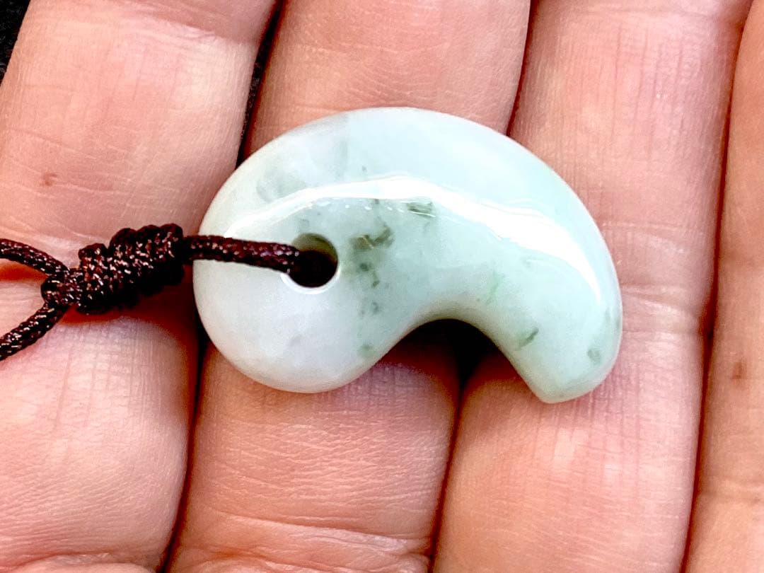 ✳premium糸魚川翡翠 紐付勾玉ネックレス いつも一緒の御守りに　鑑別書付