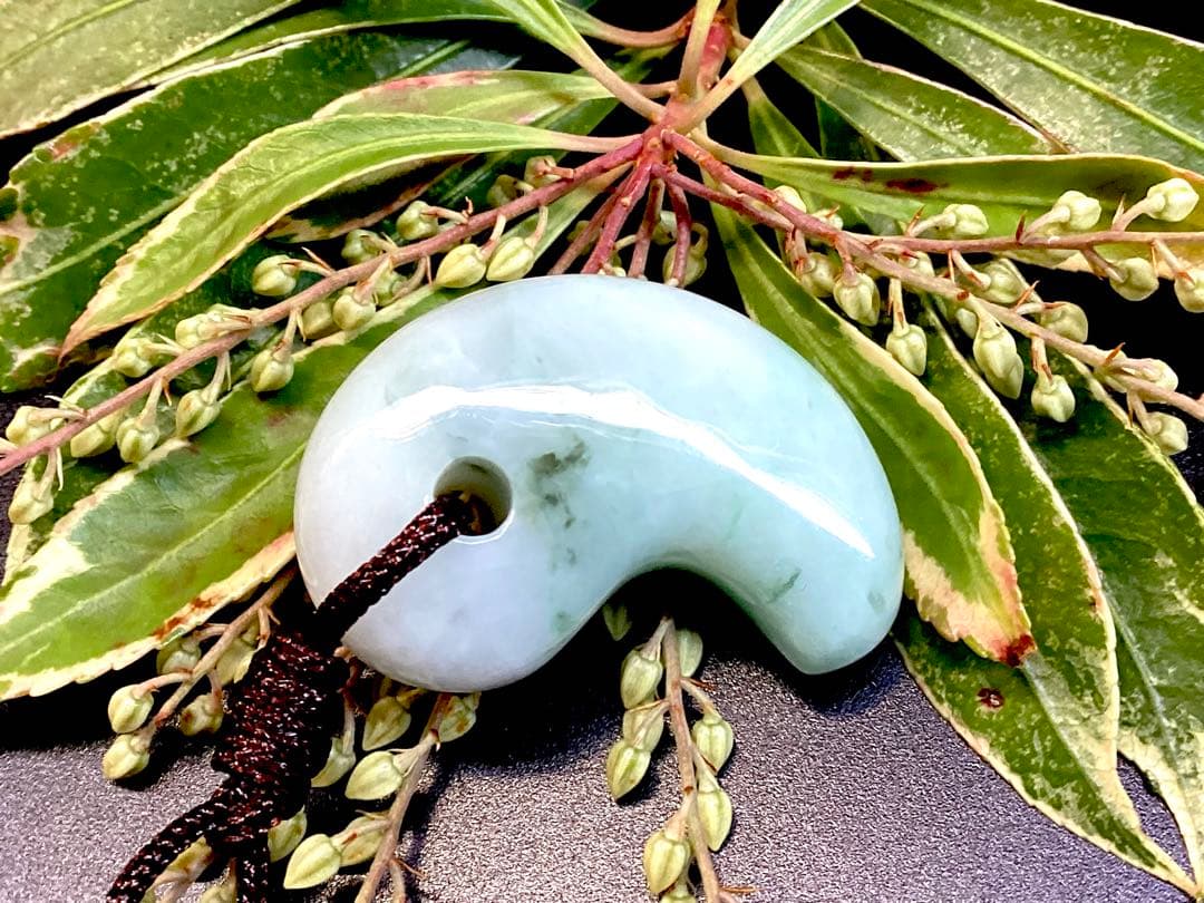 ✳premium糸魚川翡翠 紐付勾玉ネックレス いつも一緒の御守りに　鑑別書付