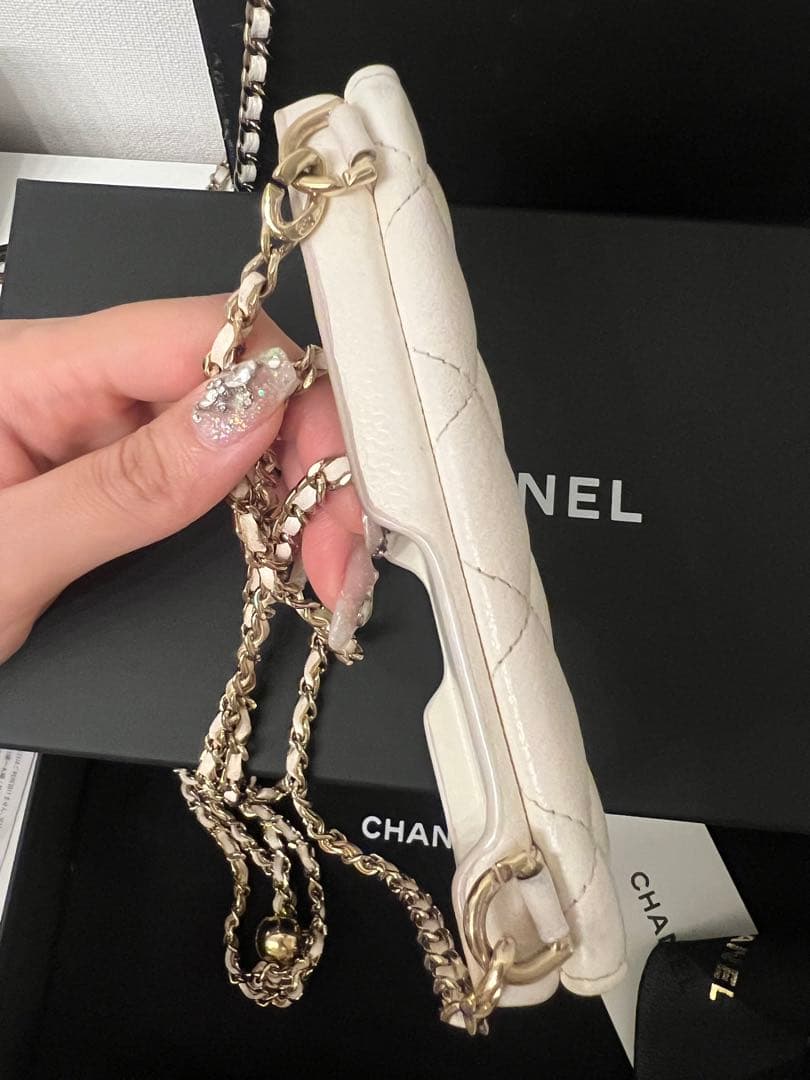CHANEL iPhone13pro ケース　ホワイト
