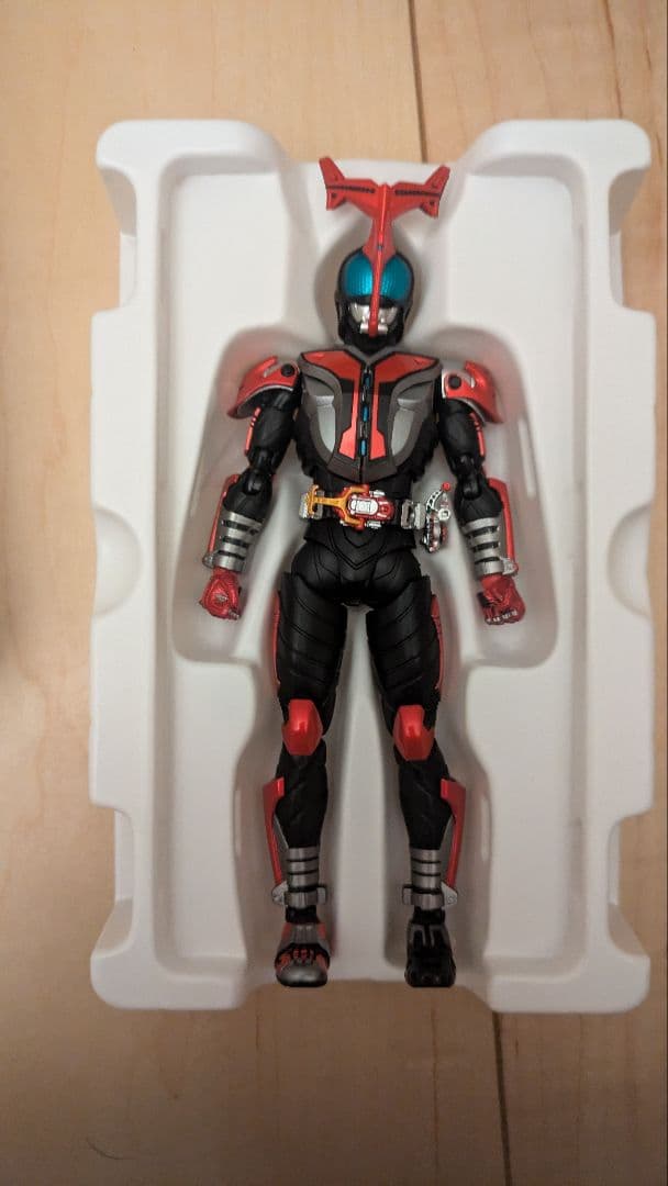 s.h.figuarts 真骨彫 仮面ライダー カブト ハイパーフォーム10th