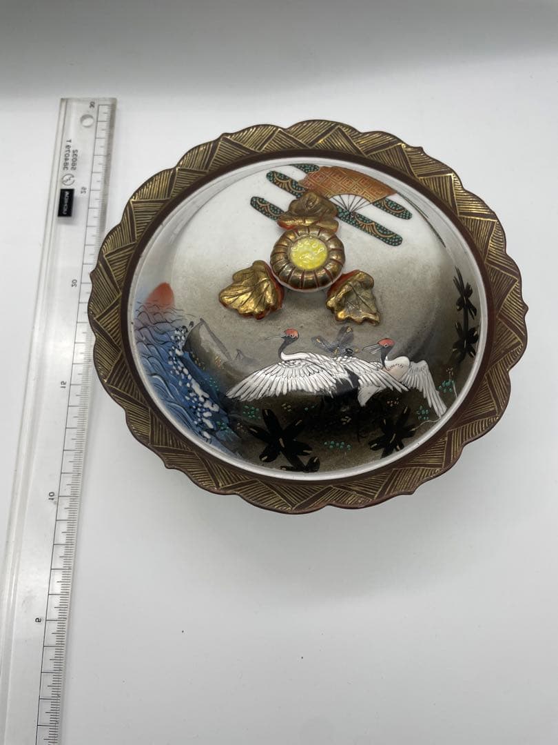 金色と銀色の装飾 陶器の印籠 九谷焼