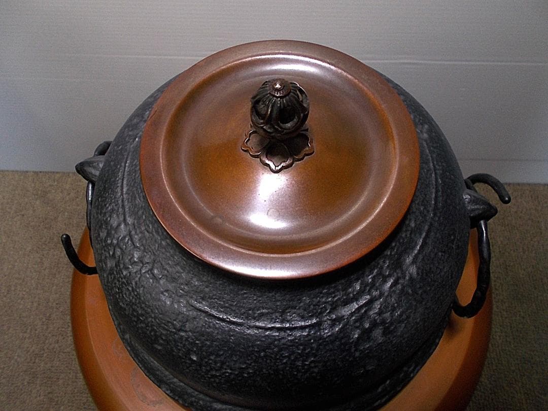 茶道具 釜師:畠春斉 風炉師:一ノ瀬宗辰 唐銅朝鮮風炉 茶釜 立派な釜環 共箱