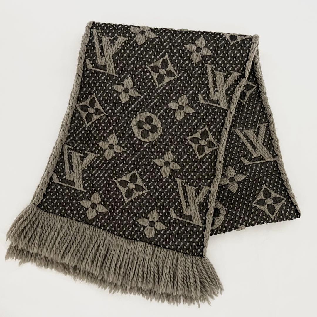 Y'sさん✨グレー ルイヴィトン エシャルプ ロゴマニア マフラー シルクウール