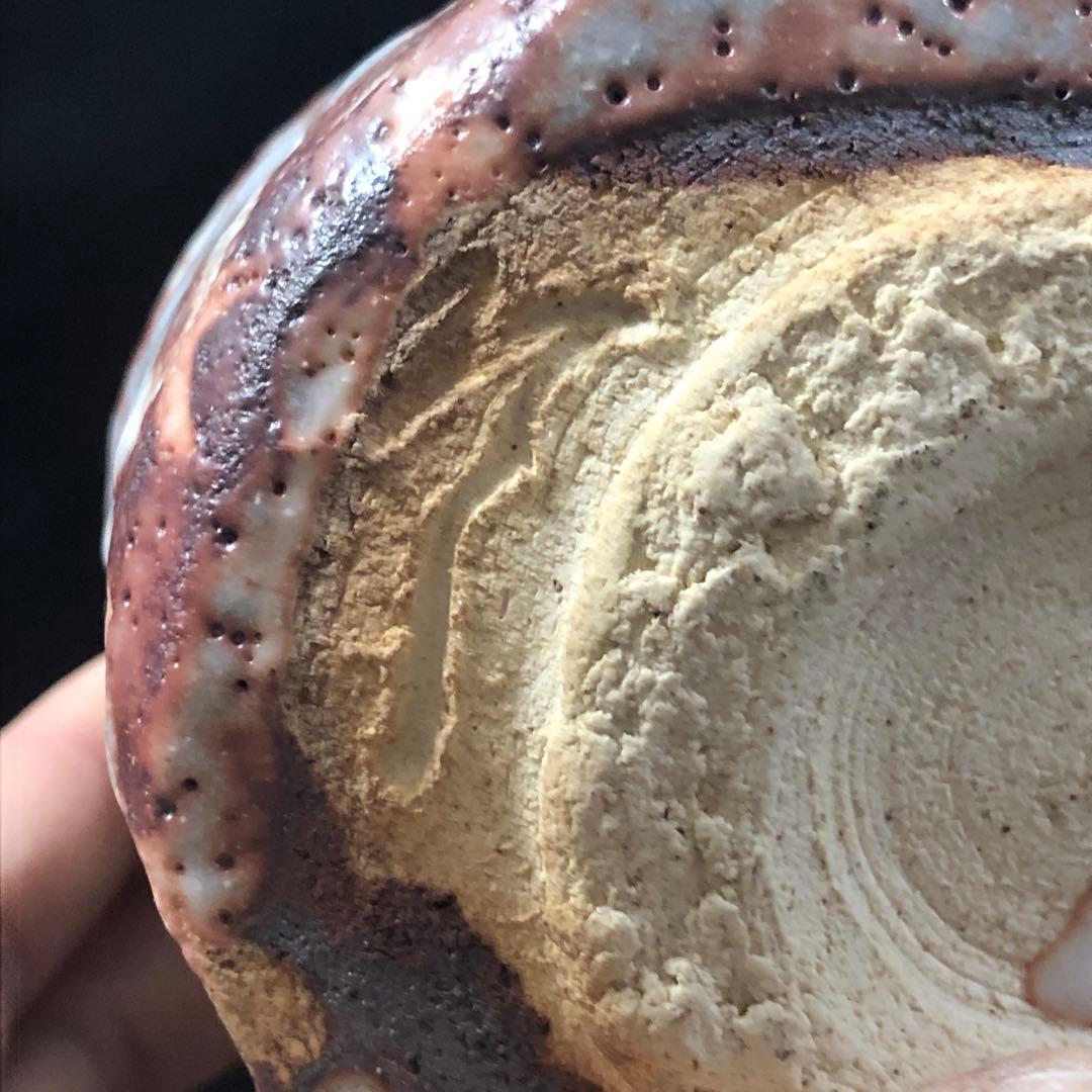 究極の美◼️蔵から釉薬と紋様が凄まじい凄い雰囲気のある抹茶茶碗が出て来た