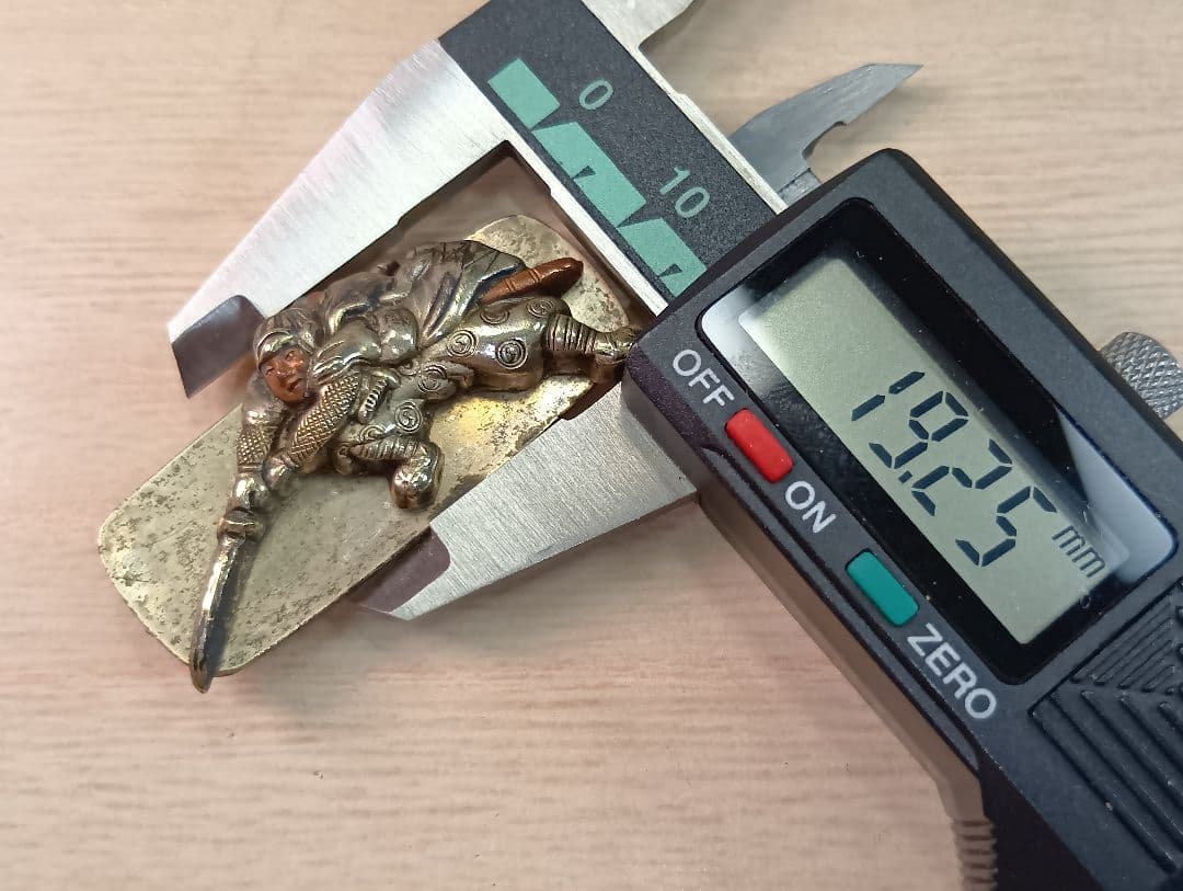 煙草入れ／超絶技巧前金具／赤穂浪士討ち入り図／在銘あり