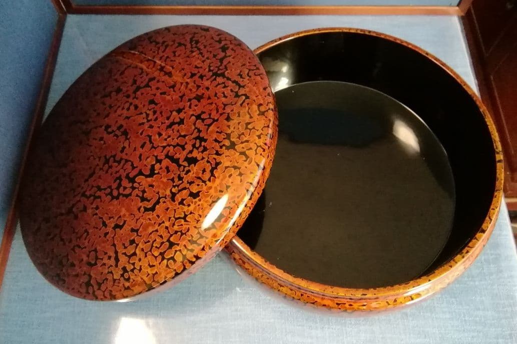 会津塗り金虫茶びつ　(津軽塗りではありません)