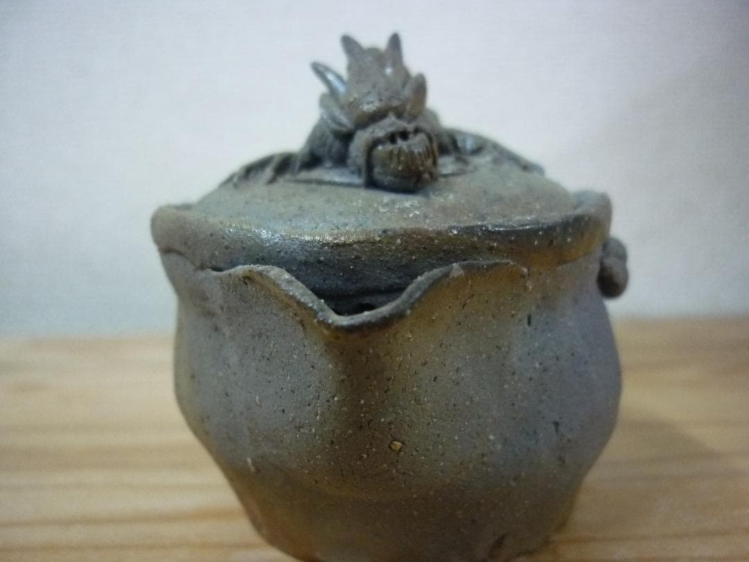 時代　備前焼の古い荒土龍宝瓶 在銘　青備前に金彩　細密龍細工