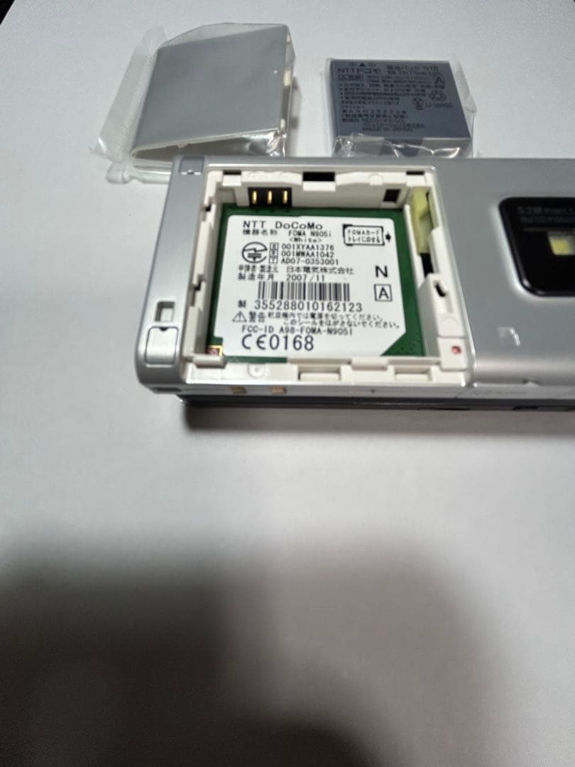 NTTドコモ N-905i シルバー