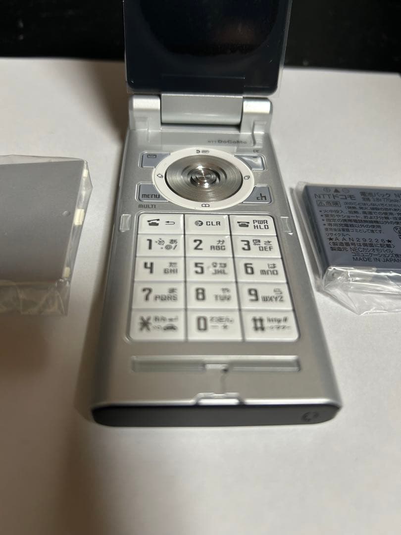NTTドコモ N-905i シルバー