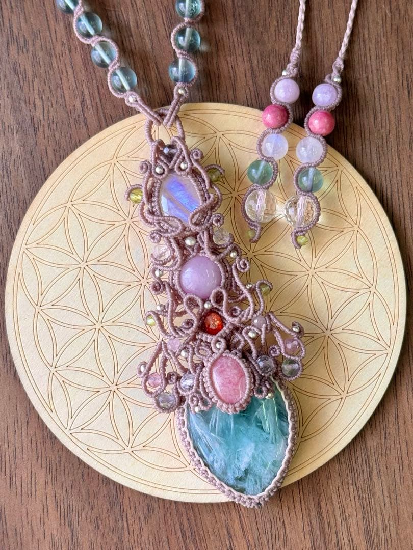 エンジェルフェザーフローライトのマクラメ編みネックレス♡その他石の詳細は説明にて