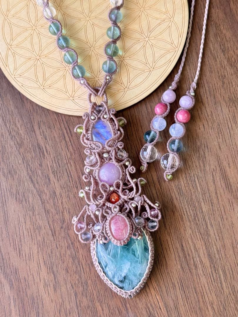 エンジェルフェザーフローライトのマクラメ編みネックレス♡その他石の詳細は説明にて