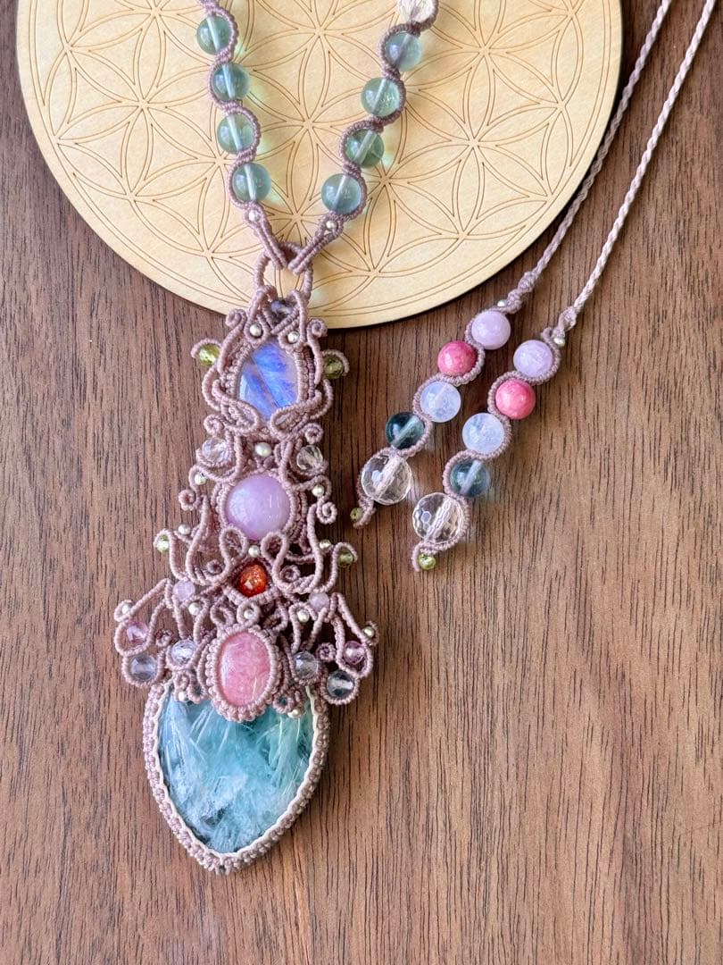 エンジェルフェザーフローライトのマクラメ編みネックレス♡その他石の詳細は説明にて