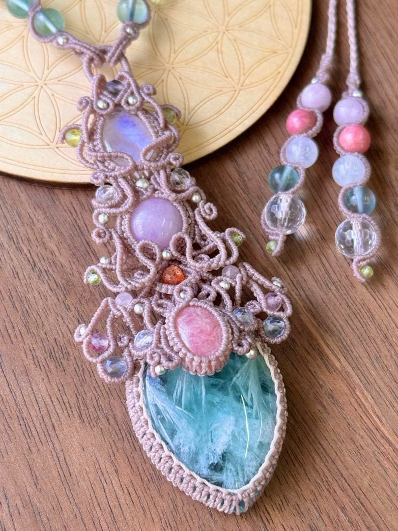 エンジェルフェザーフローライトのマクラメ編みネックレス♡その他石の詳細は説明にて