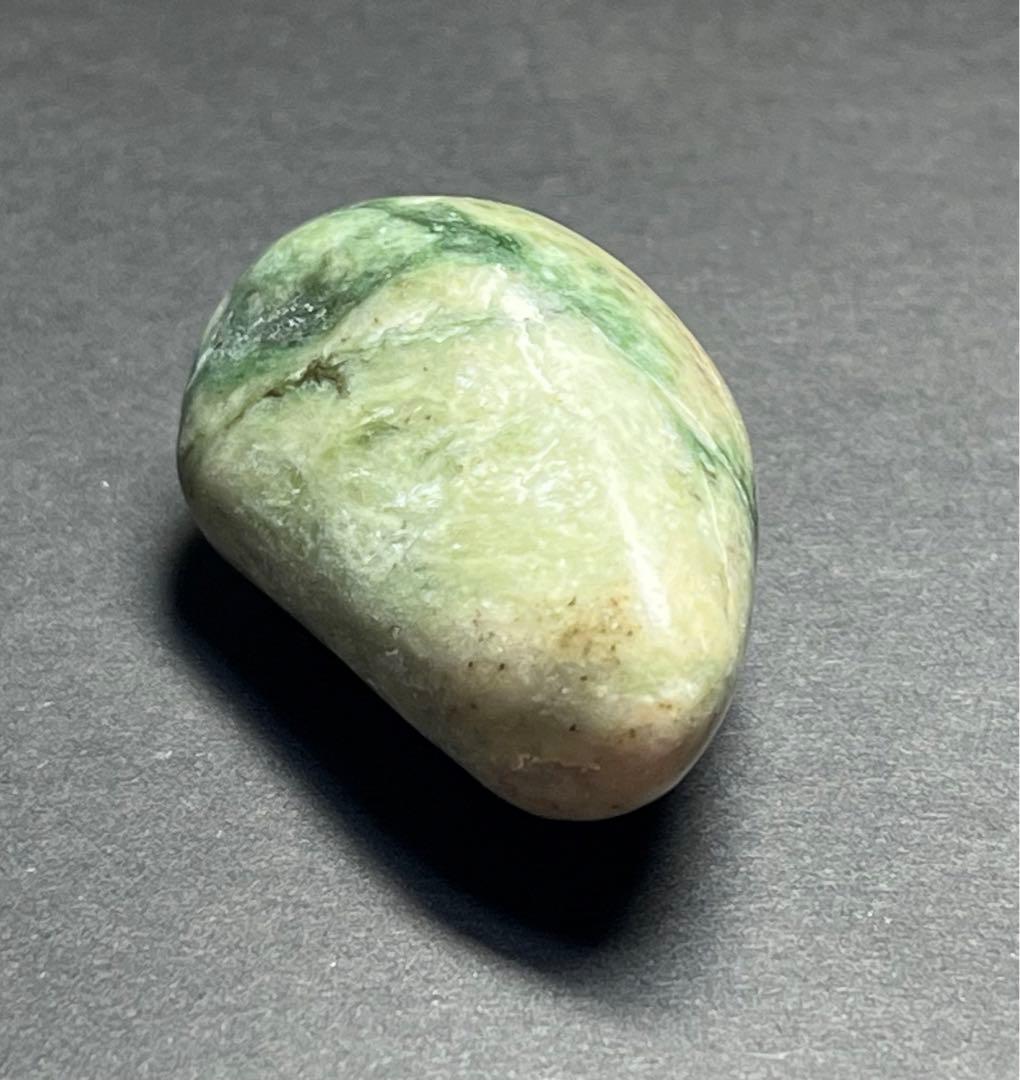 富山県産　ネフライト　白混玉　国産鉱物　標本　原石