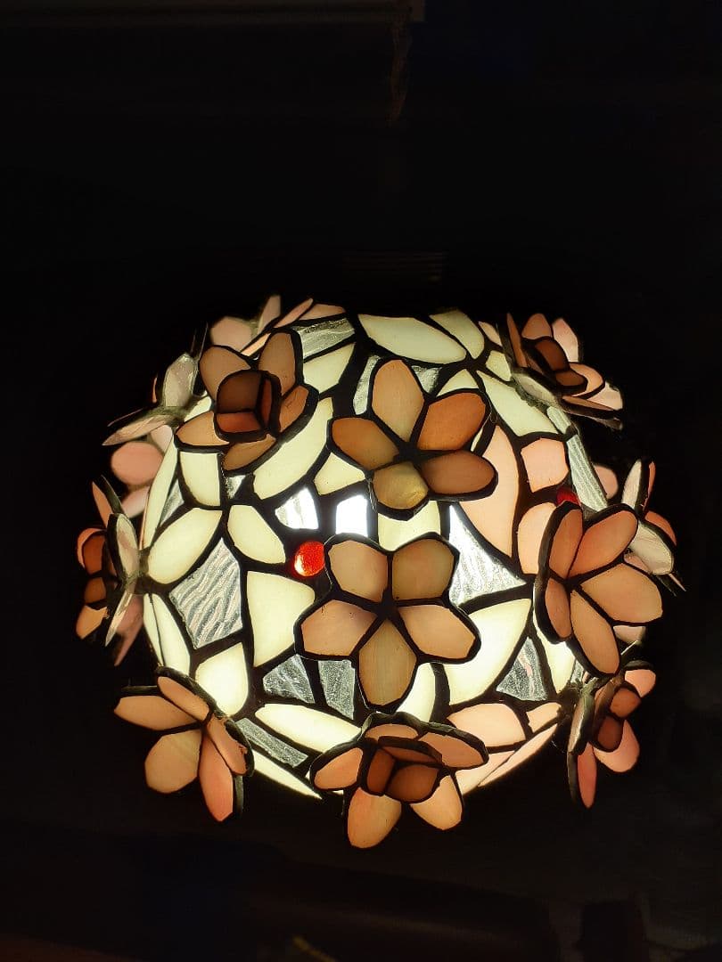 春にぴったりの艶やかで桜の花びらを散りばめた様な可愛らしいペンダントライト