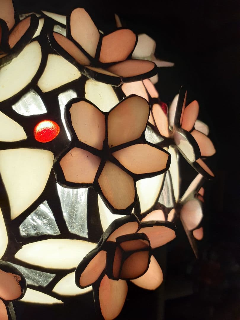 春にぴったりの艶やかで桜の花びらを散りばめた様な可愛らしいペンダントライト