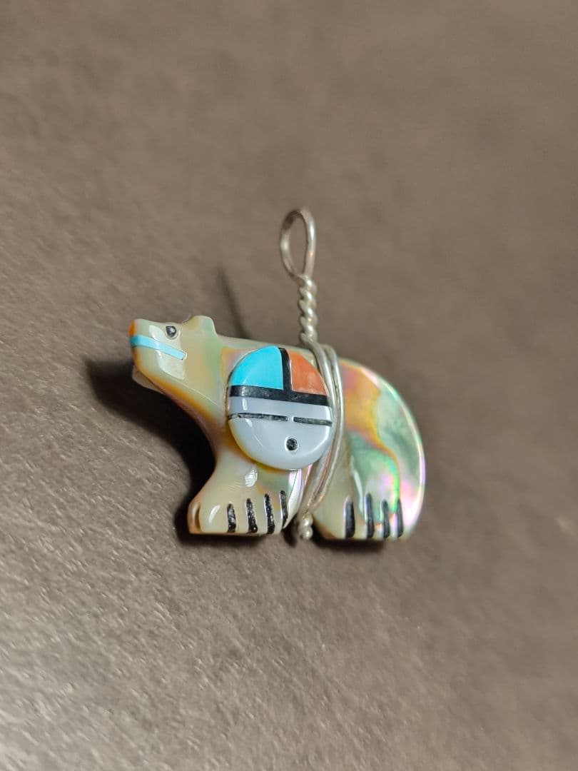 ズニ族  ナバホ 熊クマ サンフェイス ホワイトシェル・ペンダント