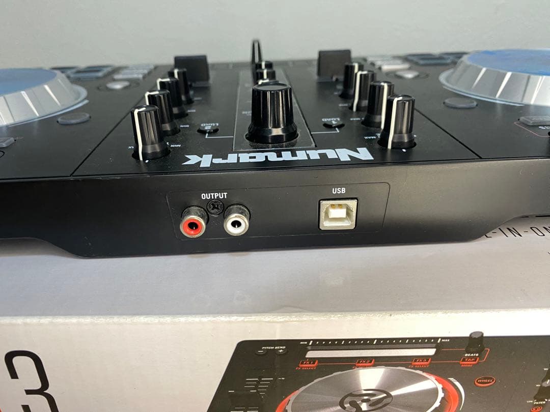 Numark MIXTRACK PRO 3 (専用ハードケース付き)