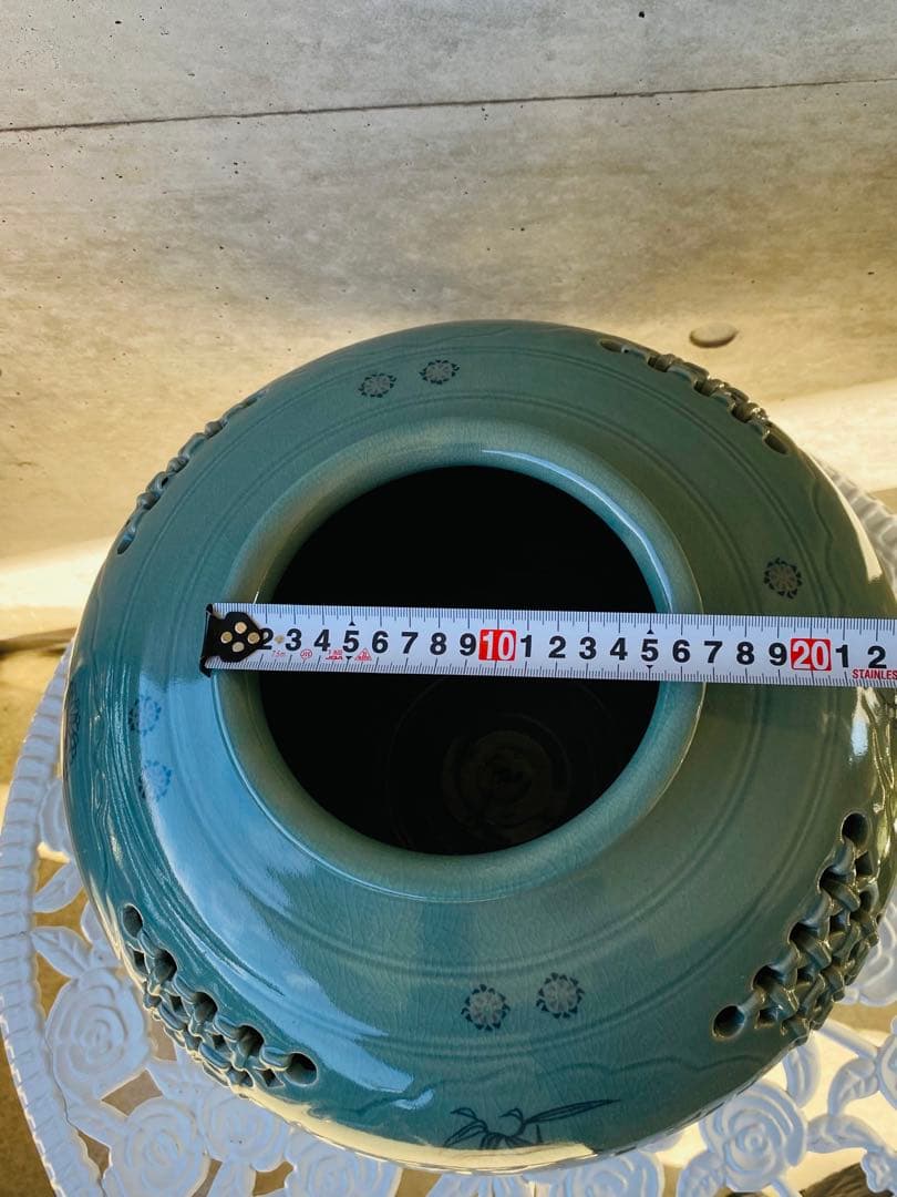 緑色陶器 透かし彫り 花と竹のデザイン （高さ30 cm）