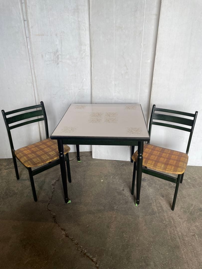 可愛い！　アンティーク　レトロ　ダイニングテーブルと椅子2脚セット