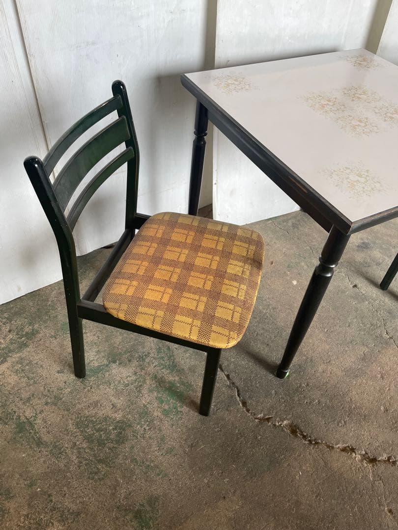 可愛い！　アンティーク　レトロ　ダイニングテーブルと椅子2脚セット