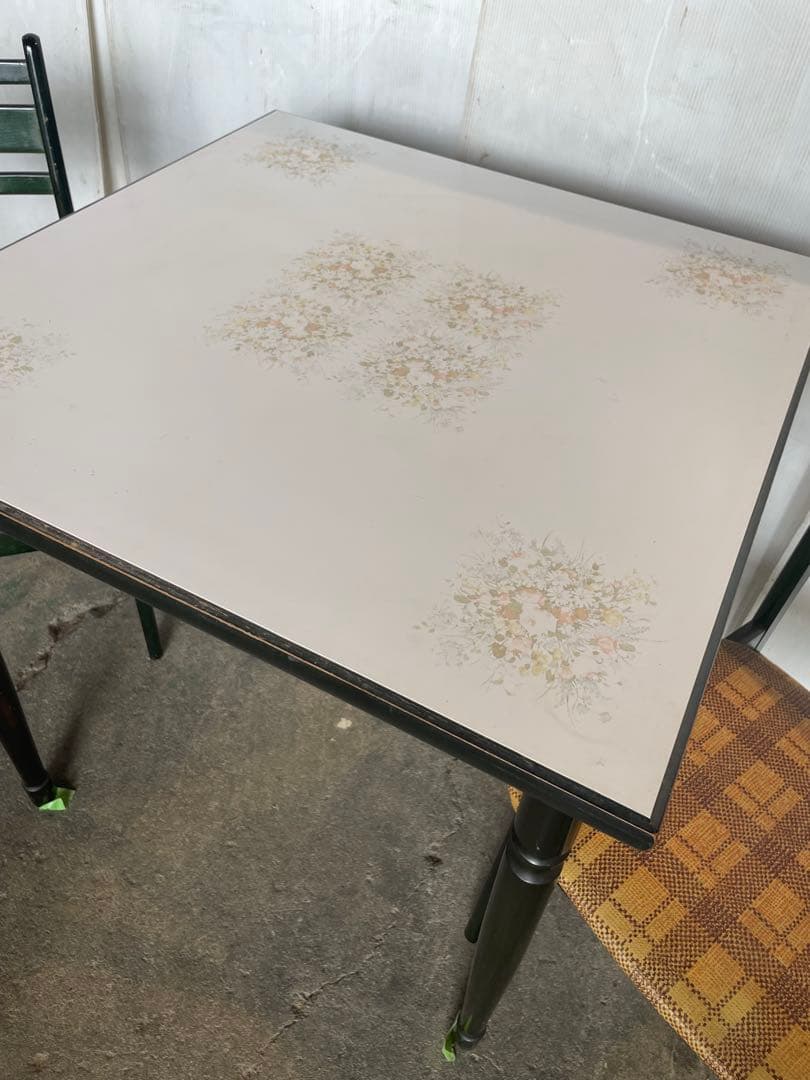 可愛い！　アンティーク　レトロ　ダイニングテーブルと椅子2脚セット