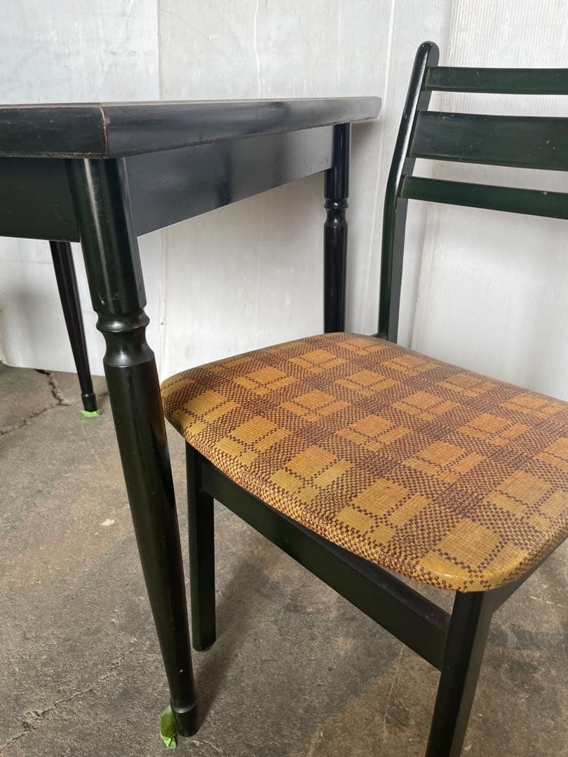 可愛い！　アンティーク　レトロ　ダイニングテーブルと椅子2脚セット