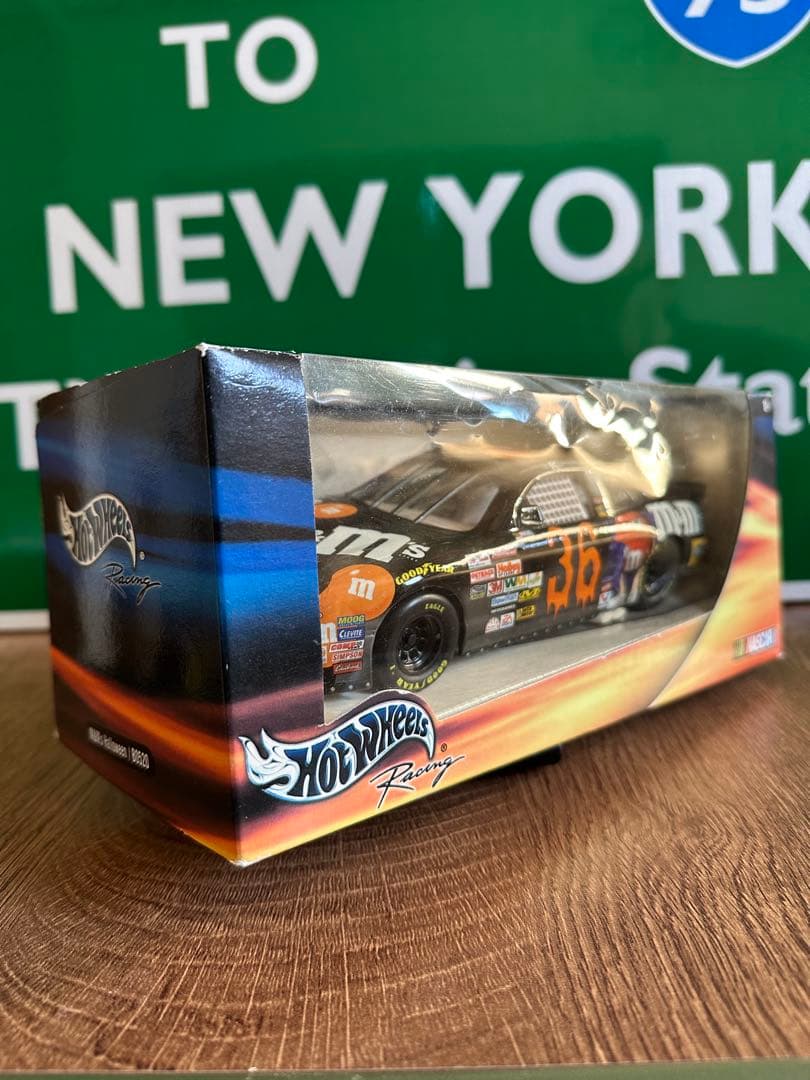 ミニカー Hot Wheels NASCAR 36 M&M's 1:64