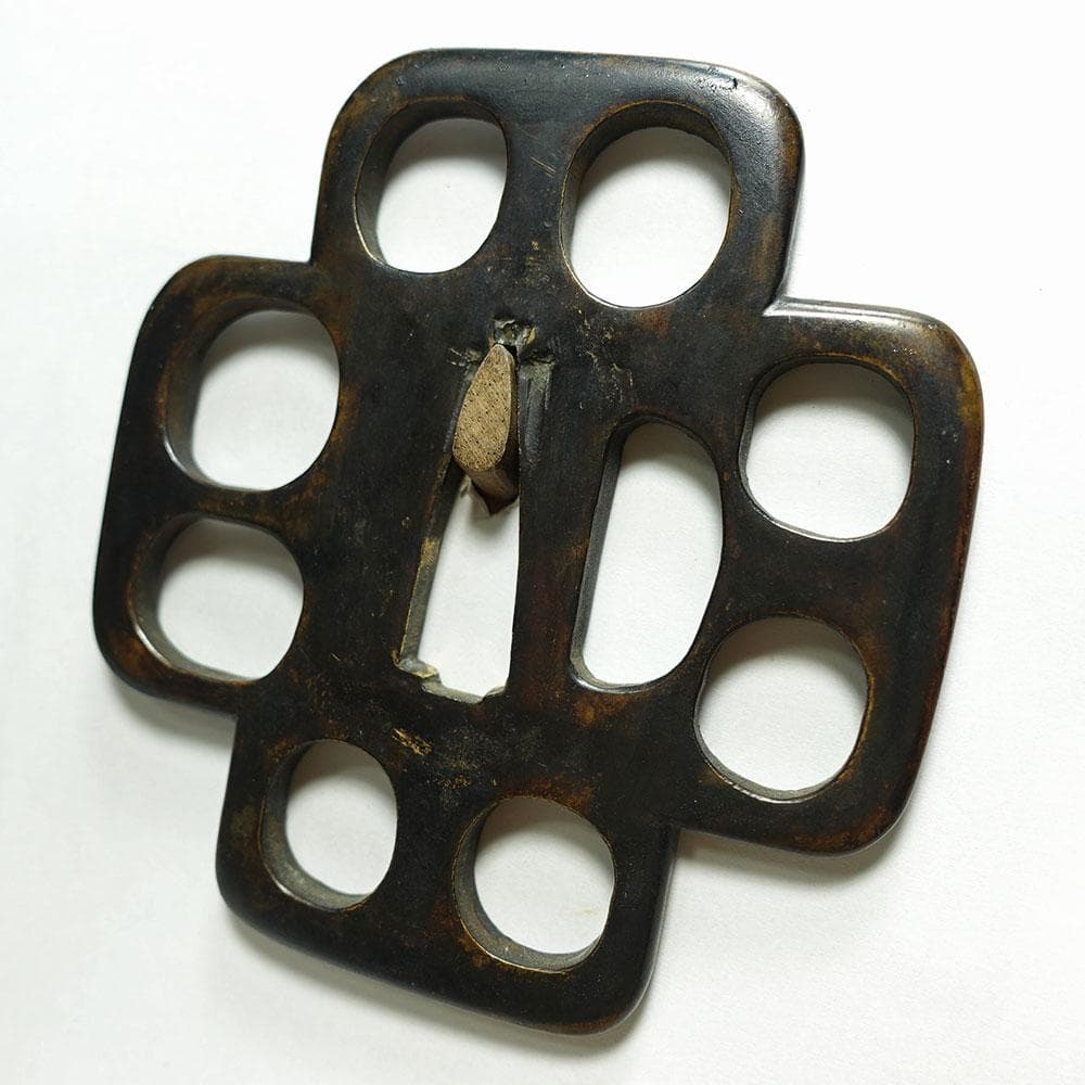 銅地十字木瓜形角九曜透鐔　無銘　片櫃孔　陰透　角耳小肉　肥後金工　肥後鐔　桐箱入