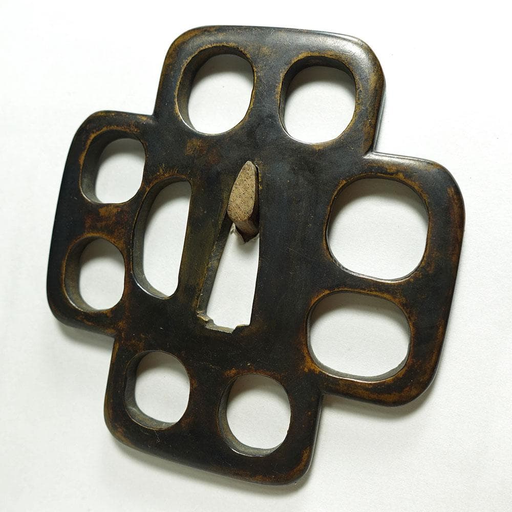 銅地十字木瓜形角九曜透鐔　無銘　片櫃孔　陰透　角耳小肉　肥後金工　肥後鐔　桐箱入