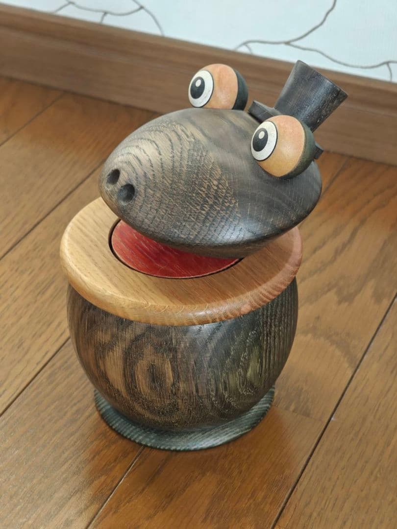 木製カエルの貯金箱と置物